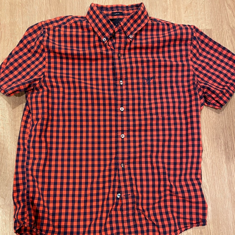 American Eagle short sleeve. Slim fit.